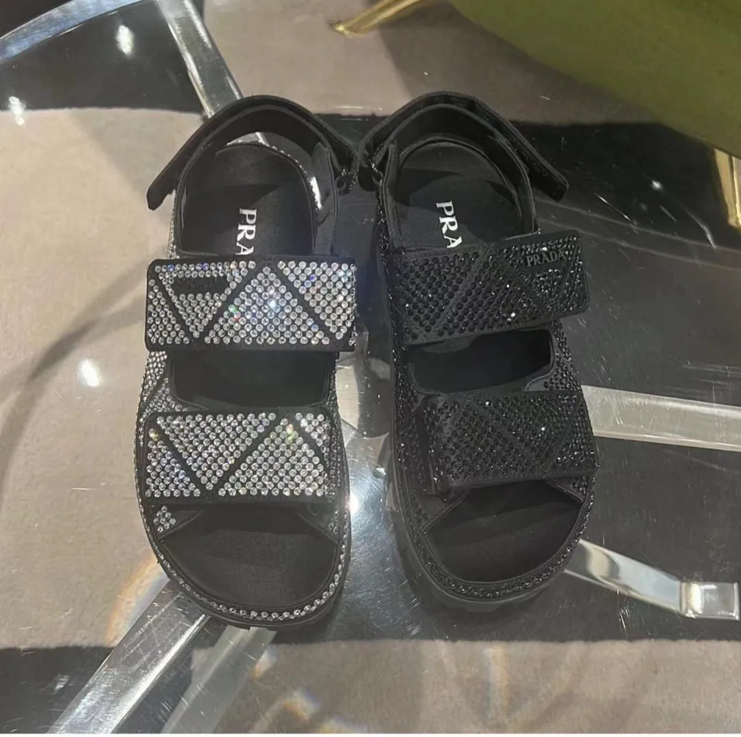 💕💕Factory direct selling price p600💕💕 𝐏𝐑𝐀𝐃𝐀 ｜𝟐𝟎𝟐3/𝐒𝐒 𝐧𝐞𝐰 High version 💯💯💯 Parda 2023/fw new series Prada triangle logo rhinestone counter [authentic grade] version‼ ️Purchase ZP customization, the highest version on the market‼ ️ The original development shoe shape is super correct ‼ ️Highest restoration shoe type ‼ ️ Very good wrapping, slimming, high-end, super comfortable ‼ ️ Upper: imported silk, lining: lambskin, customized molding with iconic logo triangle buckle, outsole: original molding + hot-drilling process + pure handmade precision production. Code number: 35-39 (40, 41, customizable and non-returnable)